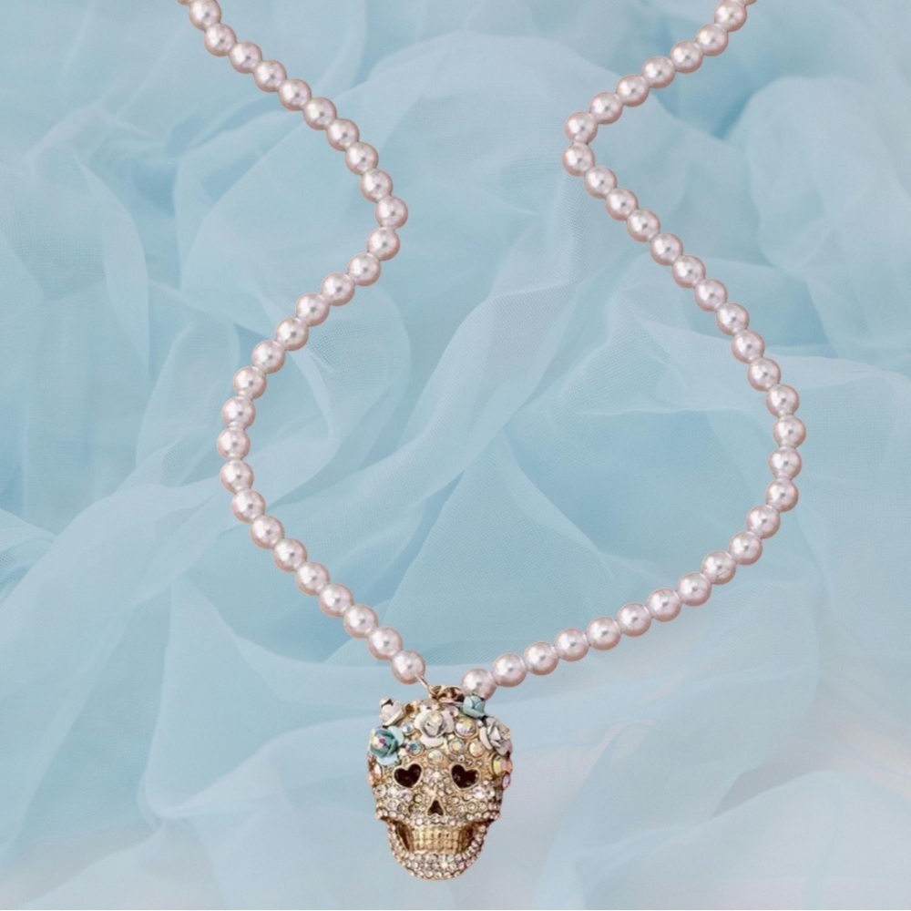 Bejeweled Skull Pearl Necklace 24” Blue Rose Iridescent Rhinestones 3” Extension - Picture 4 of 4
